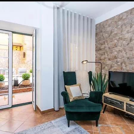 Sao Bento 1 Bedroom Garden Apartment Lisbon